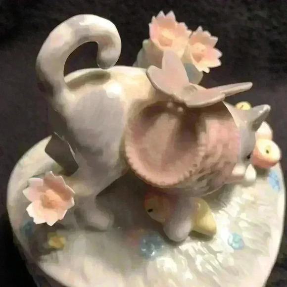 Cat and Butterfly Heart Shaped Trinket Porcelain Box - Picture 3 of 8